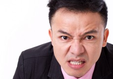 歯ぎしりの癖がある人にインプラントは適さない?