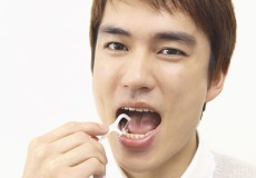 効果的に歯周病予防するには? デンタルフロスの正しい使い方