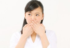 インプラント後の口臭が気になる! 原因は何?