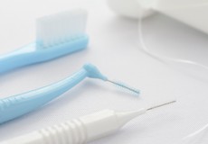 歯間ブラシとデンタルフロス それぞれの特徴の違い